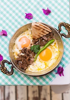 Sahanda Kavurmalı Göz Yumurta görseli