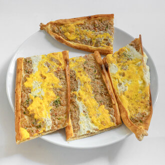 Kıymalı Yumurtalı Açık Pide görseli