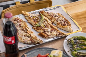 Kuşbaşılı Kaşarlı Pide görseli