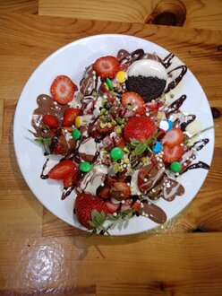 Bol Çilekli Waffle görseli