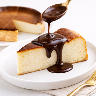 San Sebastian Cheesecake (Sütlü Çikolata Soslu) görseli