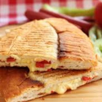 Yumurtalı Sucuklu Kaşarlı Tost görseli
