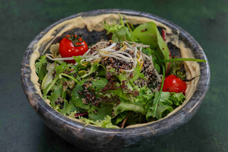 Humuslu Kinoalı Salata görseli