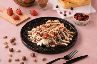 Sütlü Beyaz Çikolatalı Çilekli Jumbo Waffle görseli