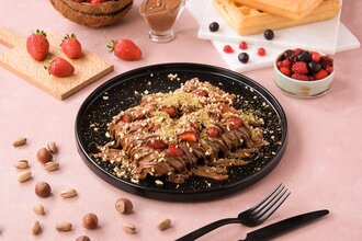 Sütlü Çikolatalı Çilekli Jumbo Waffle görseli