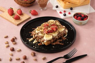 Sütlü Beyaz Çikolatalı Muzlu Çilekli Jumbo Waffle görseli
