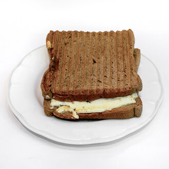 Kepek Ekmeğine Kaşarlı Tost görseli