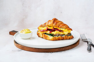 Roast Beef Scramble Egg Kruvasan görseli