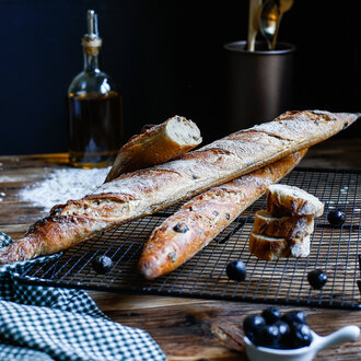 Zeytinli Ekşi Mayalı Baget Ekmek görseli