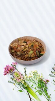 Sebzeli Erişte Üstü Bademli Tavuk görseli