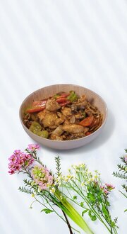 Sebzeli Erişte Üstü Thai Usulü Kaju Fıstıklı Tavuk görseli