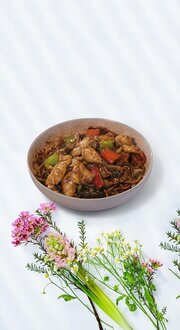 Sebzeli Erişte Üstü Teriyaki Soslu Tavuk görseli