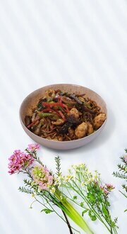 Sebzeli Erişte Üstü Siyah Mantarlı Acılı Tavuk görseli