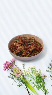 Sebzeli Erişte Üstü Kung Pao Tavuk görseli