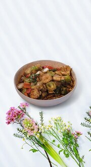 Sebzeli Erişte Üstü Beyaz Mantarlı Tavuk görseli