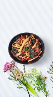 Siyah Sarımsaklı Udon görseli