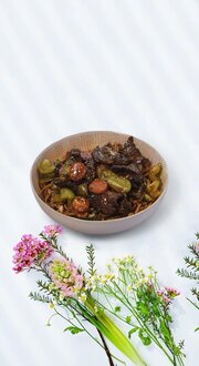 Sebzeli Erişte Üstü Yeşil Biberli Dana Eti görseli