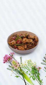 Sebzeli Erişte Üstü Spesiyal Acılı Tavuk görseli