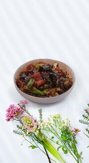 Sebzeli Erişte Üstü Acılı Mantarlı Dana Eti görseli