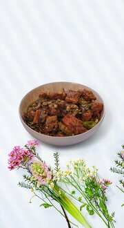 Sebzeli Erişte Üstü Mançuryan Usulü Tavuk görseli