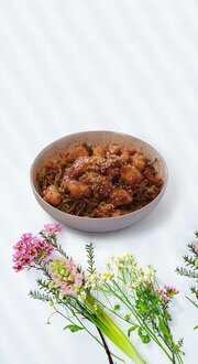 Sebzeli Erişte Üstü General Tso Tavuk görseli