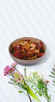 Sebzeli Erişte Üstü Tatlı Ekşi Soslu Tavuk görseli