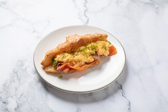 Somon Füme & Çırpılmış Yumurtalı Kruvasan görseli