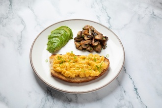 Avokadolu & Mantarlı Scrambled Eggs görseli