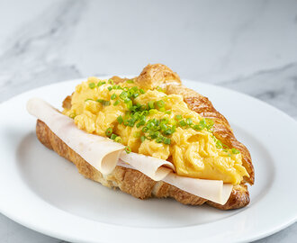 Füme Hindi & Çırpılmış Yumurtalı Kruvasan görseli