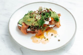 Füme Somon & Avokado Poşe Yumurta görseli