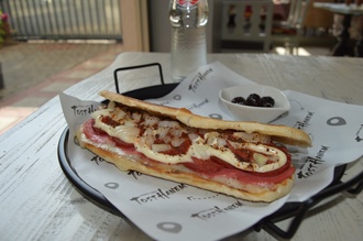 Dolu Bir Tost Menü görseli