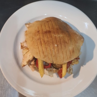 Tombik Ekmek Arası Kaşarlı Tavuk Döner görseli