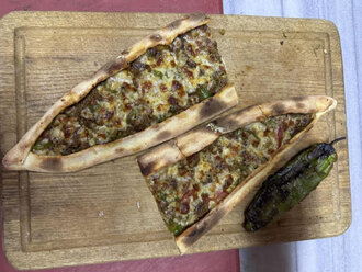Kıymalı Kaşarlı Yumurtalı Pide görseli