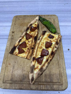 Sucuklu Kaşarlı Yumurtalı Pide görseli