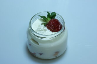 Beyaz Çikolatalı Çilekli Profiterol görseli