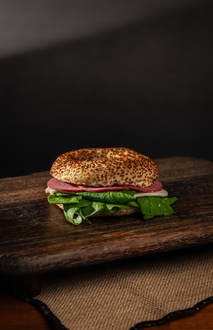 Dana Salamlı Labneli Bagel görseli
