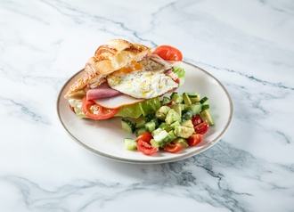 Füme Hindi & Dana Jambon & Göz Yumurtalı Kruvasan görseli