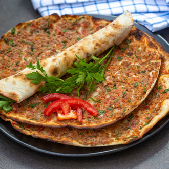 Kuşbaşılı Kaşarlı Lahmacun görseli