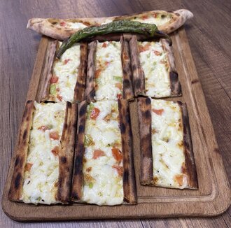 Sebzeli Kaşarlı Pide görseli