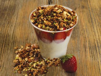 Şeker İlavesiz Meyveli Ve Yoğurtlu Granola görseli