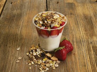 Şeker İlavesiz Meyveli Ve Yoğurtlu Müsli görseli