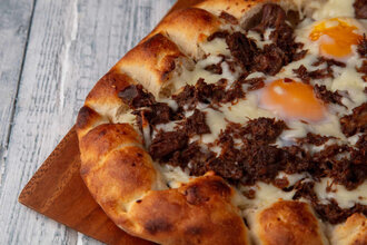 Kavurma Kaşar Yumurtalı Pide görseli