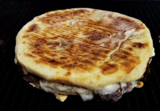 Kaşar Peynirli Kavurmalı Bazlama Tost görseli