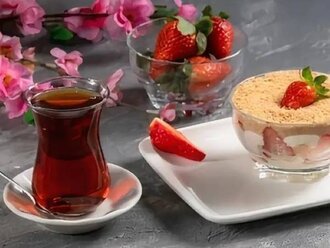 Çilekli Bisküvili Muhallebi görseli