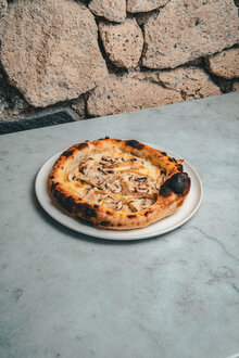 Dört Mantarlı Pizza (Napoli) görseli