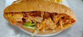 Ekmek Arası Cheddarlı Tavuk Döner görseli