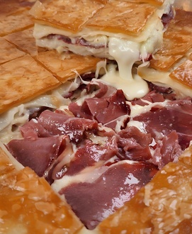 Pastırma Peynirli Börek (1 Kg.) görseli