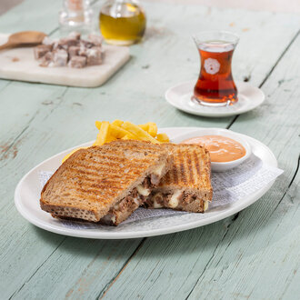 Alaçatı Kavurmalı Kaşarlı Tost görseli