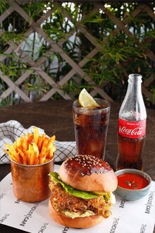 Çıtır Tavuk Burger + Patates Kızartması + Coca Cola Seçiminiz görseli