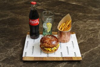Cheeseburger + Patates Kızartması + Coca Cola Seçiminiz görseli